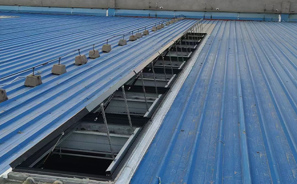 某城市大型商业综合体中庭洛浦排烟窗工程